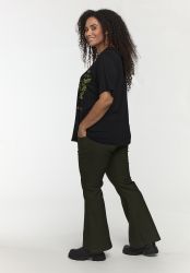 Bella T-Shirt fra Studio vist på model med flot fald