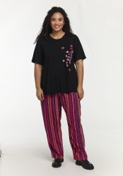 Bella T-shirt i sort med pink print – blød viskosekvalitet