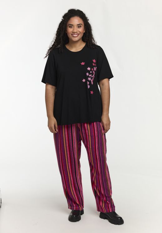 Bella T-shirt i sort med pink print – blød viskosekvalitet