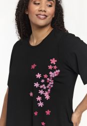 Studio Bella T-shirt med pink blomsterprint set forfra