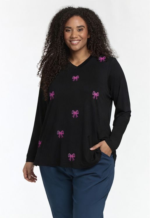 Mella bluse fra Studio i sort viskosekvalitet med pink sløjfeprint