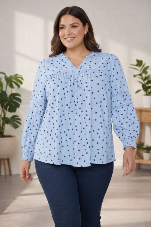 Dimilla blå bluse fra Cassiopeia i 100% viskose med prikker og lange ærmer