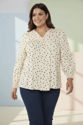 Dimilla sandfarvet bluse fra Cassiopeia i 100% viskose med prikker