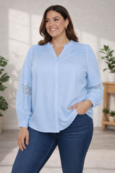 Novanna lyseblå skjorte fra Cassiopeia i 100% viskose med blondedetaljer