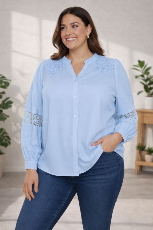 Novanna lyseblå skjorte fra Cassiopeia i 100% viskose med blondedetaljer