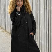 Zhenzi regnjakke med hætte, lommer og elastik ved ærmer