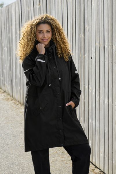 Zhenzi regnjakke med hætte, lommer og elastik ved ærmer