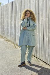 Zhenzi regnjakke med hætte, lommer og elastik ved ærmer