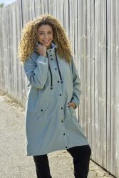 Grøn Zhenzi regnjakke med knaplukning og stilfuldt design