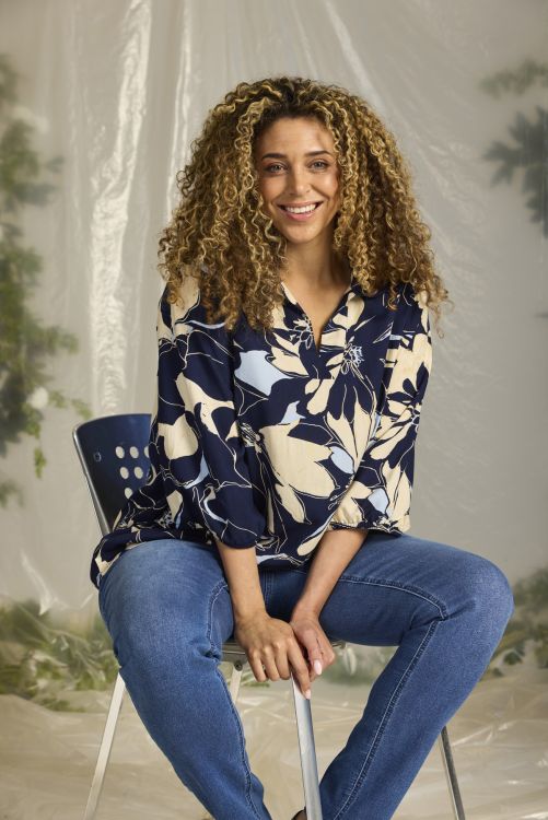Blomstret plus size bluse fra Zhenzi i 100% viskose med 3/4-ærmer og flot fald