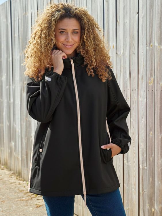 Sort Zhenzi Della softshell jakke med høj hals og aftagelig hætte