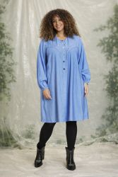 Blå oversize skjortekjole med broderi detaljer kombineret med sorte leggings 