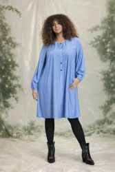 Blå denimkjole i plussize med knaplukning og broderidetaljer, kombineret med sorte strømpebukser og cowboystøvler.