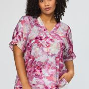 Studio Dasie bluse i viskosekvalitet med levende print