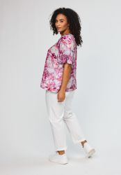Studio viskosebluse med print og feminin silhuet