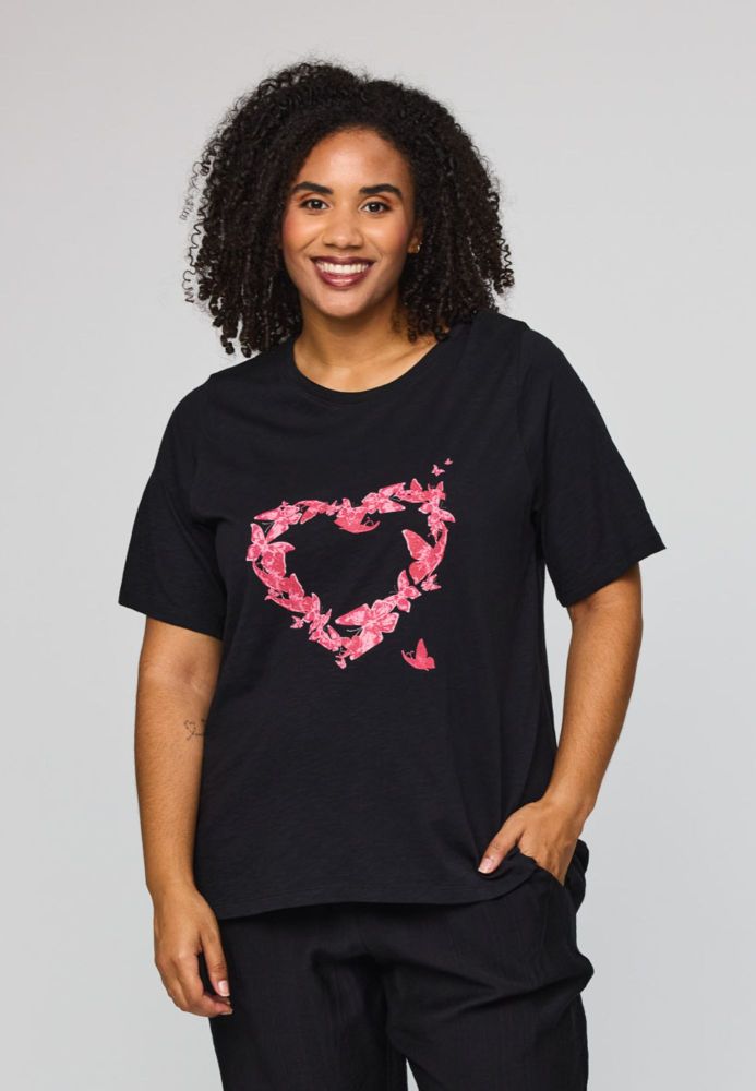 Studio Bella T-shirt i bomuldskvalitet med pink sommerfugleprint