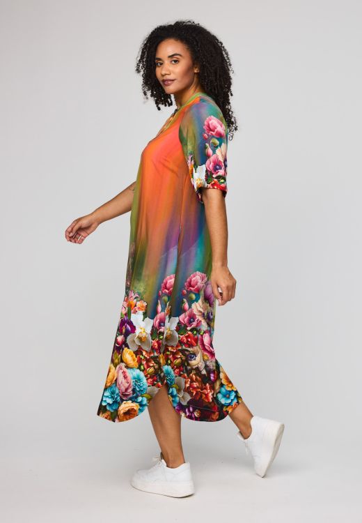 Studio viskosekjole med blomsterprint set fra siden