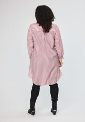 Stribet skjortekjole i let viskosekvalitet set fra siden