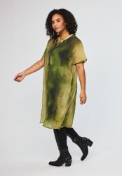 Ulla kjole i tencel-viskosekvalitet med grønt mix – front