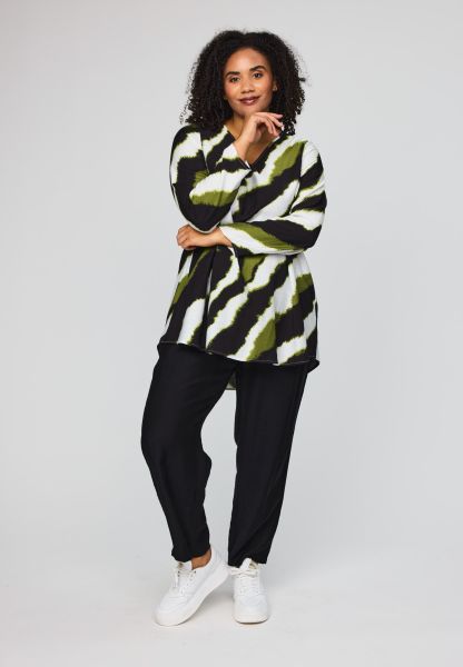 Berit bluse i viskosekvalitet med sort, offwhite og grønt grafisk print – front