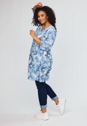 Kjole fra Studio med feminin V-udskæring og løs A-form