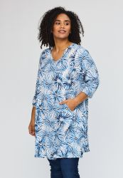 Birgitte kjole med trekvart ærmer og panelsyet design