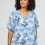 Lone bluse i 100% viskose med blå og hvidt all over print – front