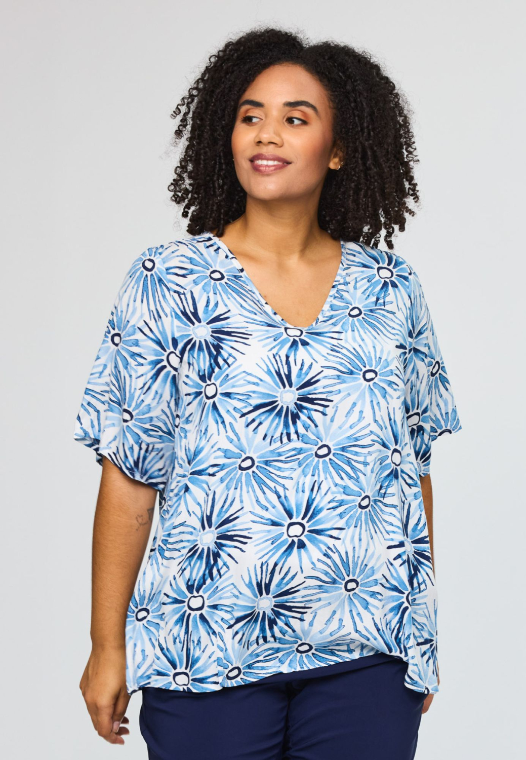 Lone bluse med blåt all over print fra Studio - størrelse XL (54-56)