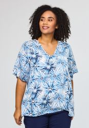 Lone bluse i 100% viskose med blå og hvidt all over print – front