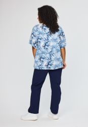 Viskosebluse med roligt blåt print set i hel figur