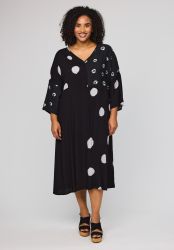 Cara kjole i 100% viskose med sort og hvidt prikprint