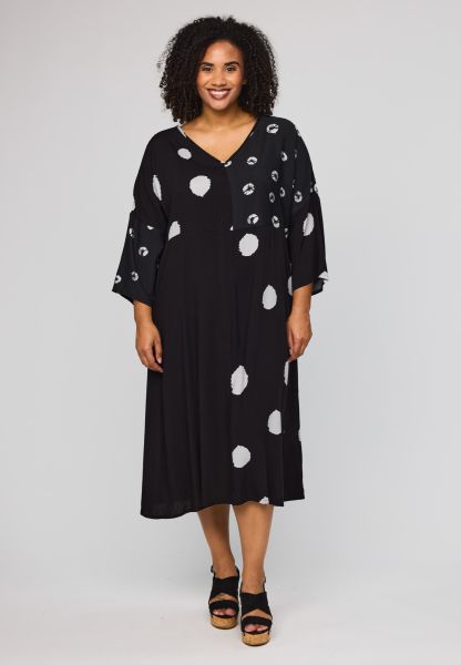 Cara kjole i 100% viskose med sort og hvidt prikprint