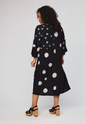 Cara kjole med løs A-form og grafisk udtryk