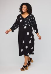 Kjole fra Studio med V-udskæring og trekvart ærmer