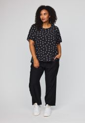 Esther bluse med let fald og småmønstret udtryk