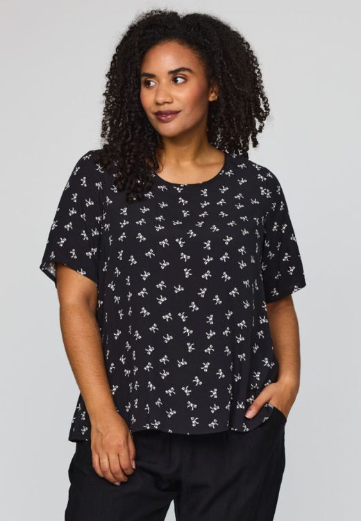Esther bluse i 100% viskose med sort bund og diskret print