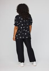 Fozia bluse i viskoseblanding med roligt mønster