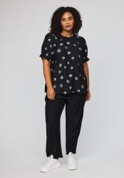 Fozia bluse i sort med diskret cirkelprint
