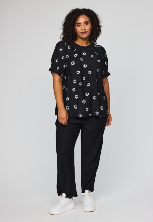 Fozia bluse i sort med diskret cirkelprint