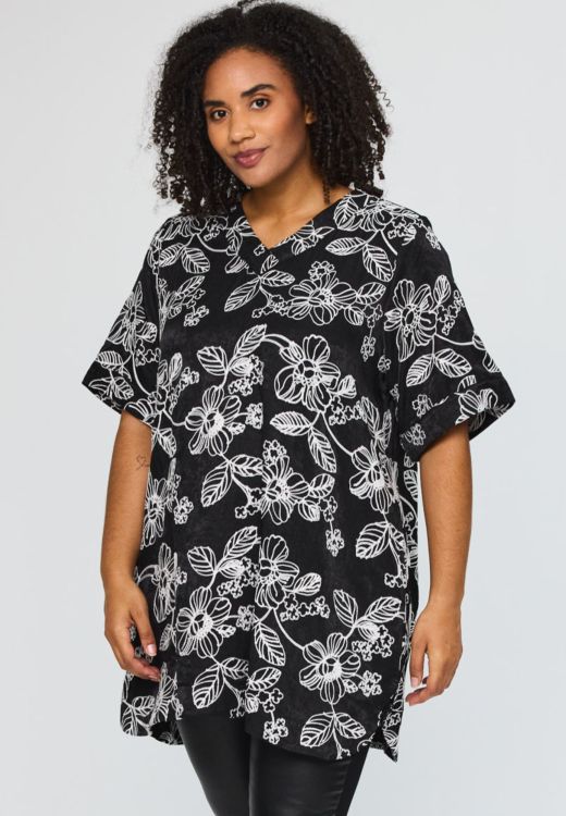 Kira tunika fra Studio i sort med hvidt broderi