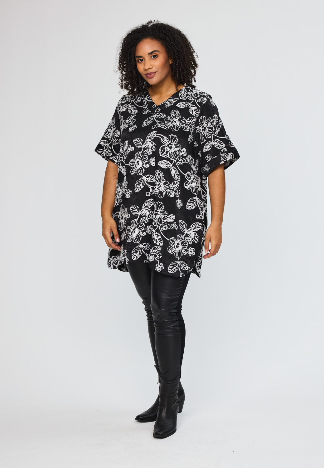 Kira tunika fra Studio med broderet blomsterdesign - størrelse XL (54-56)