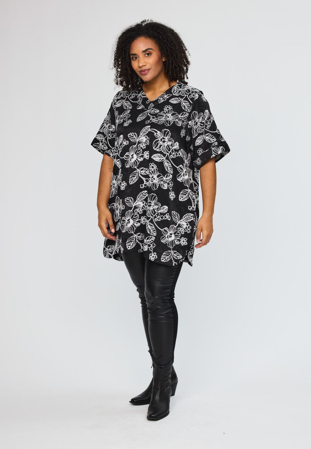 Sort Studio tunika med broderet blomsterdesign og V-hals
