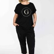 Gitte T-shirt fra Gozzip i sort viskose jersey med logo-print