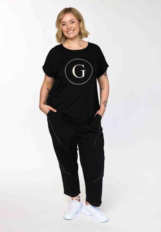 Gitte T-shirt fra Gozzip i sort viskose jersey med logo-print