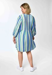 Johanne tunika skjorte fra Gozzip stylet med sneakers og afslappet look