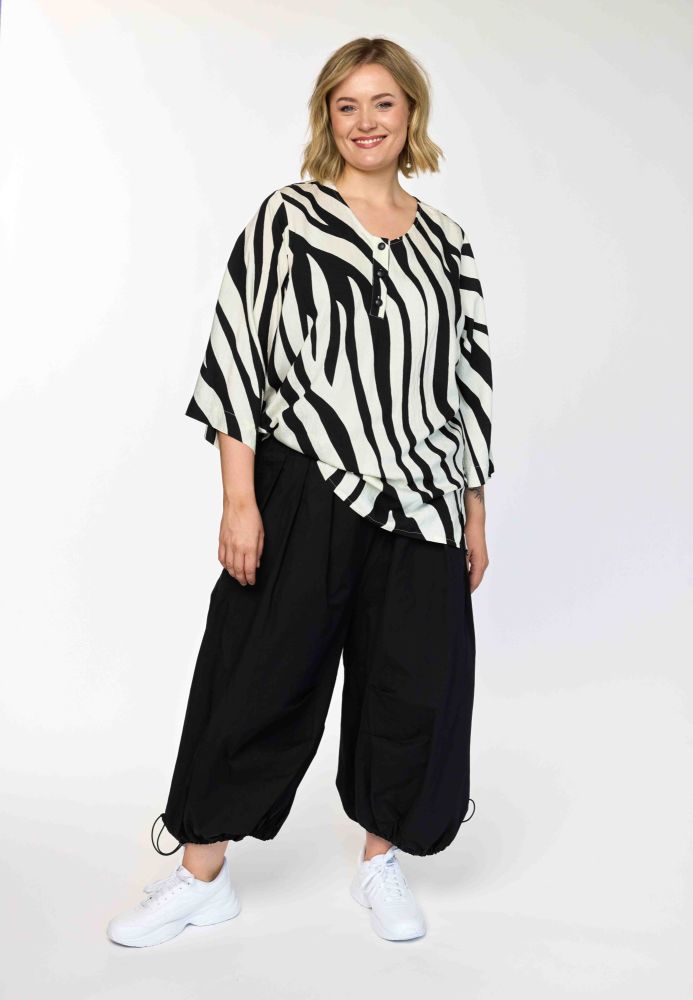 Judy bluse fra Gozzip i sort og offwhite med grafisk print