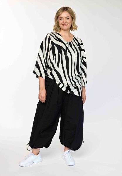 Judy bluse fra Gozzip i sort og offwhite med grafisk print