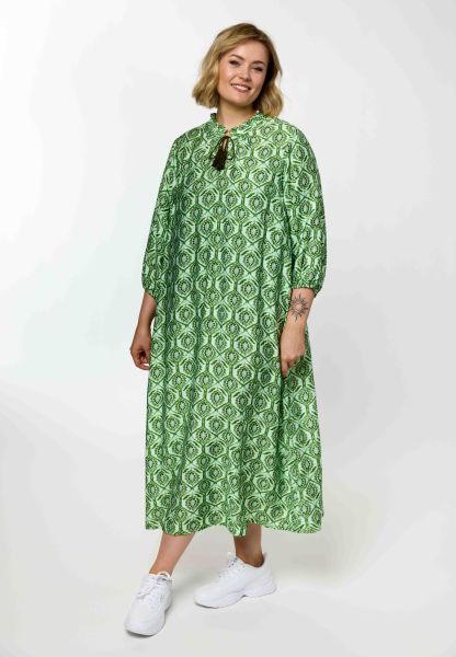 Una kjole fra Gozzip i let viskosekvalitet med løs pasform