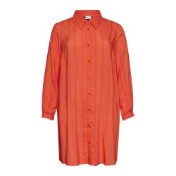 Skjortekjole fra Gozzip stylet med sneakers til hverdagsbrug