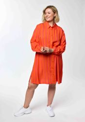 Let og rummelig viskosekjole med lodrette striber